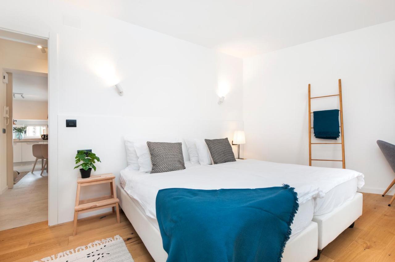 Modern And Cozy Salt & Pepper In Heart Of Apartment *