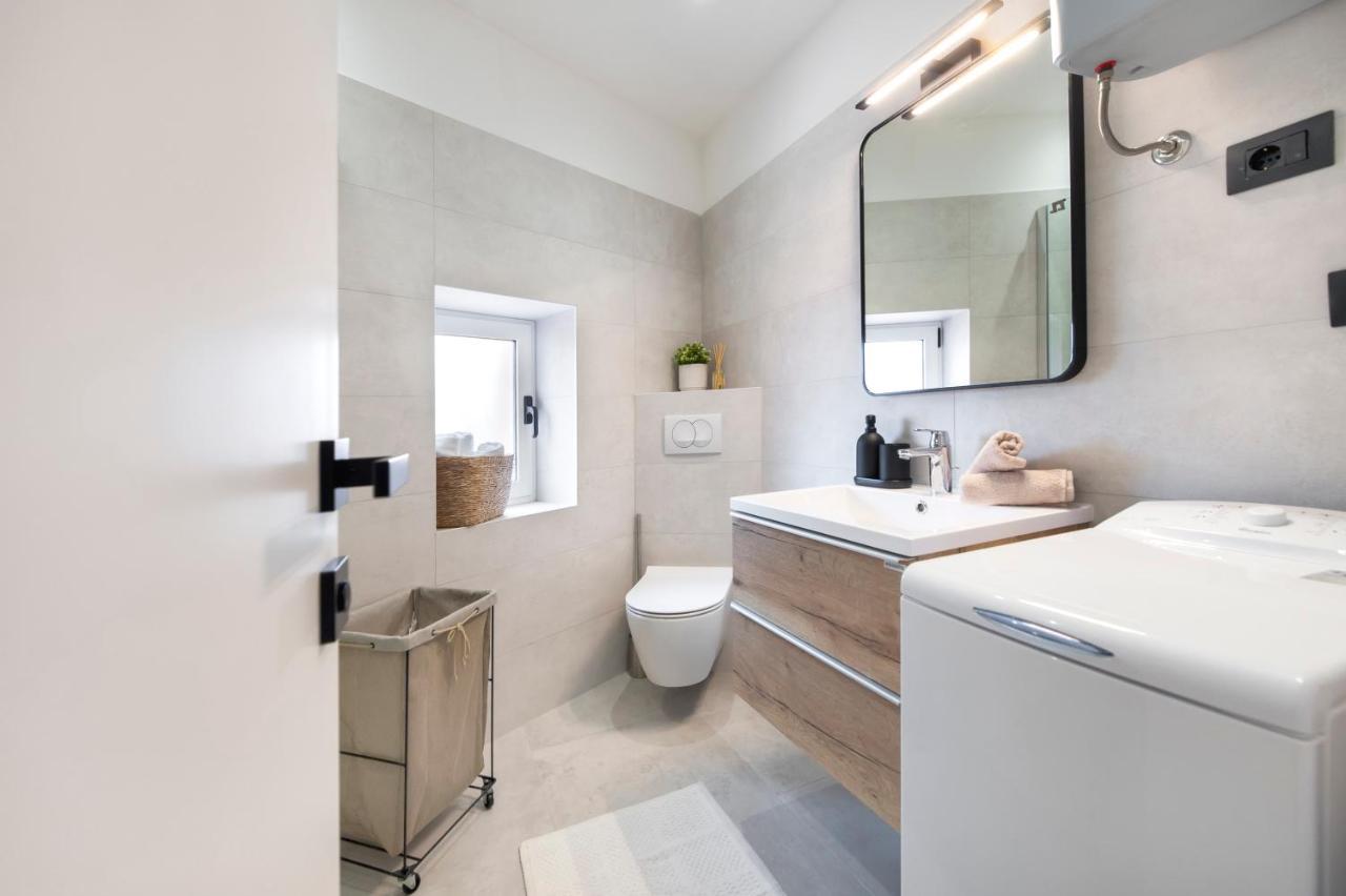 Apartment Modern And Cozy Salt & Pepper In Heart Of