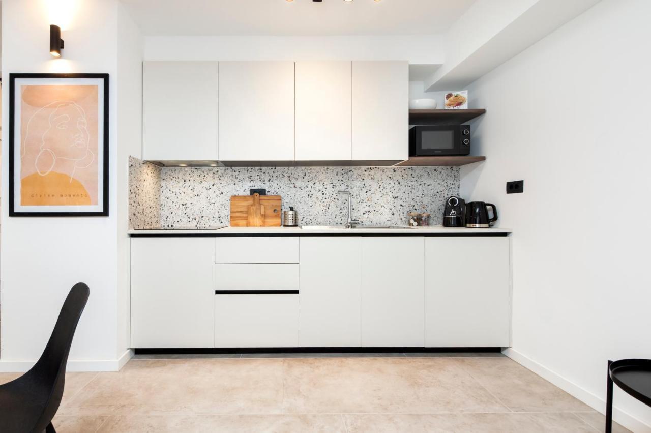 Modern And Cozy Salt & Pepper In Heart Of Apartment