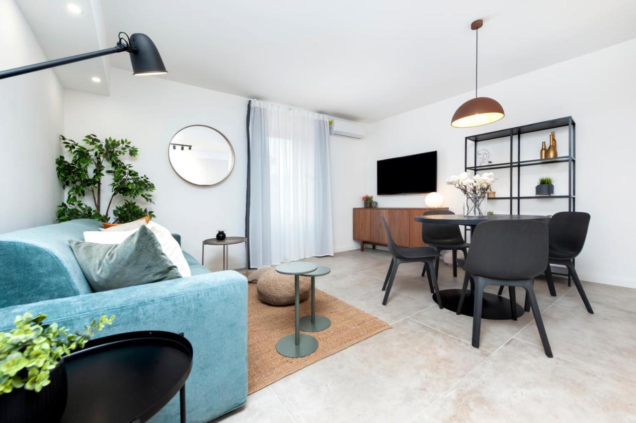 Modern And Cozy Salt & Pepper In Heart Of Apartment *